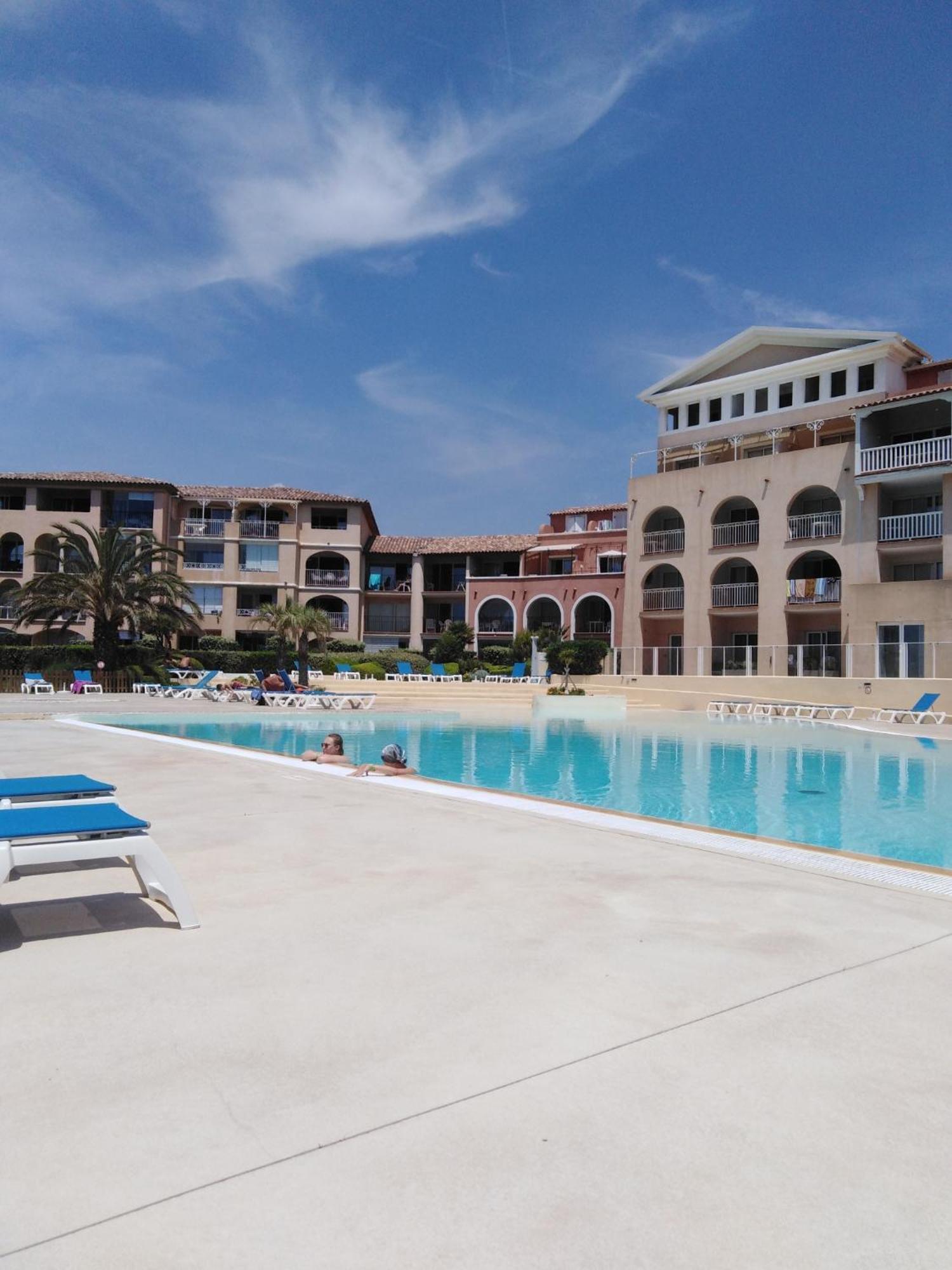 Appartement T2 Avec Piscine A 100 M De La Plage سيكس-فور-لو-بلاج المظهر الخارجي الصورة